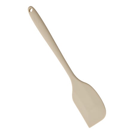 Essentials slikkepott i beige silikon, 28 cm lang, med fleksibelt blad og langt håndtak på hvit bakgrunn.