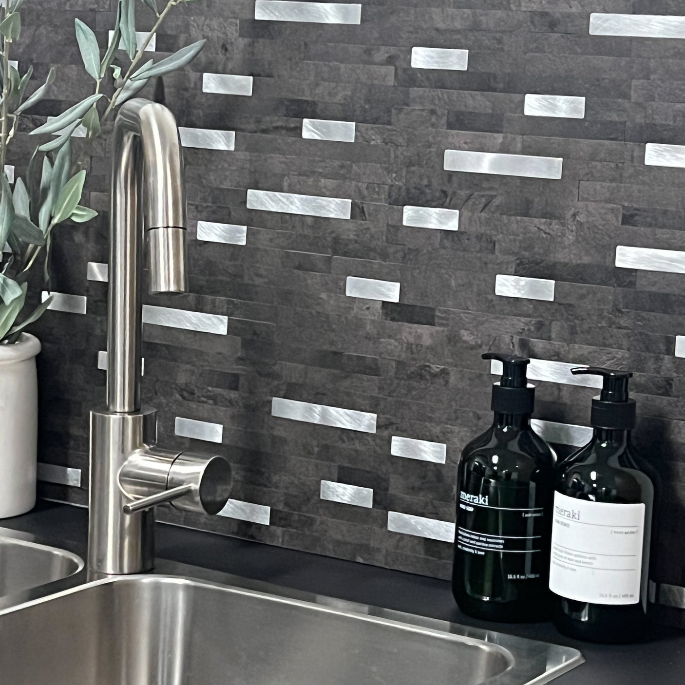 Stein mørk grå selvklebende veggfliser