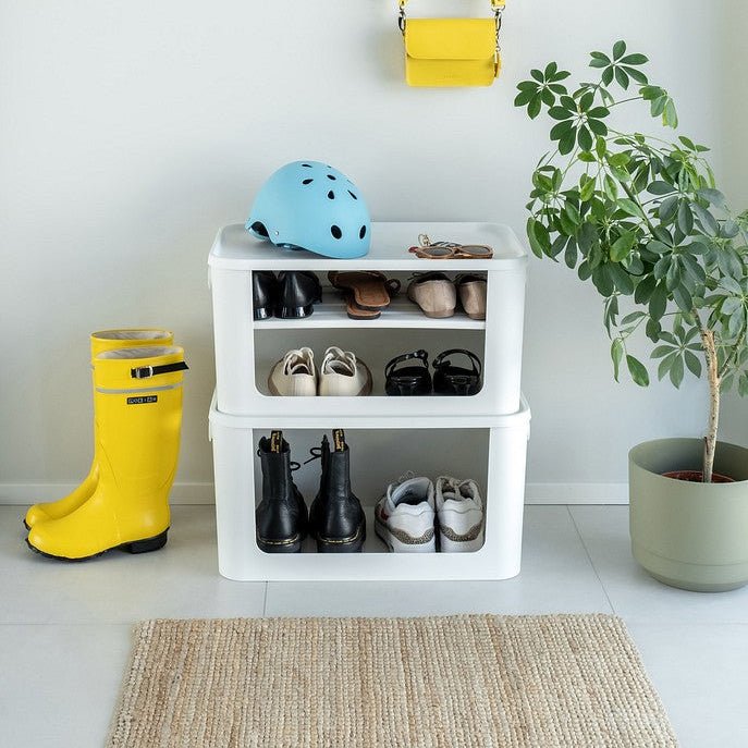 Barn som leker ved SmartStore Module hylle i hvit