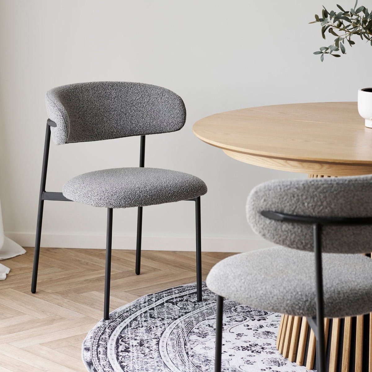 Lysegrå Mira spisebordsstoler i moderne nordisk design