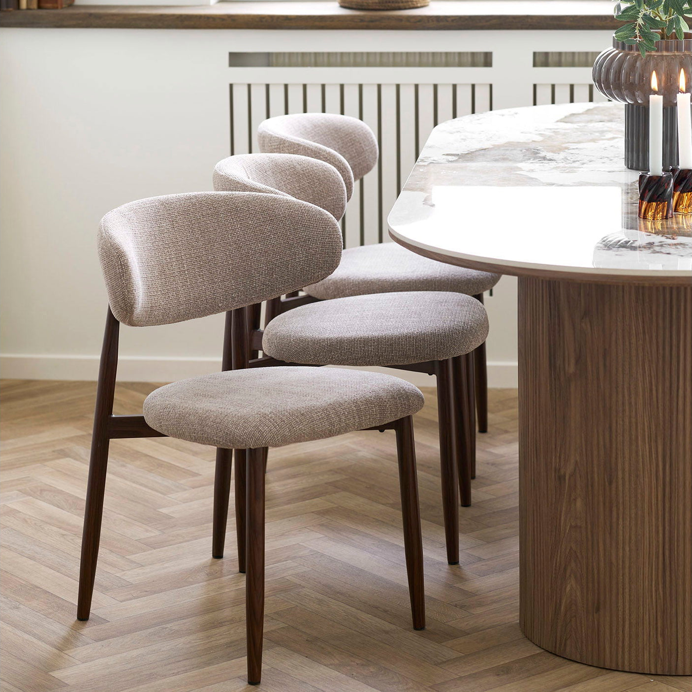 Sandfarget spisestol med buet rygg og valnøttlook ben