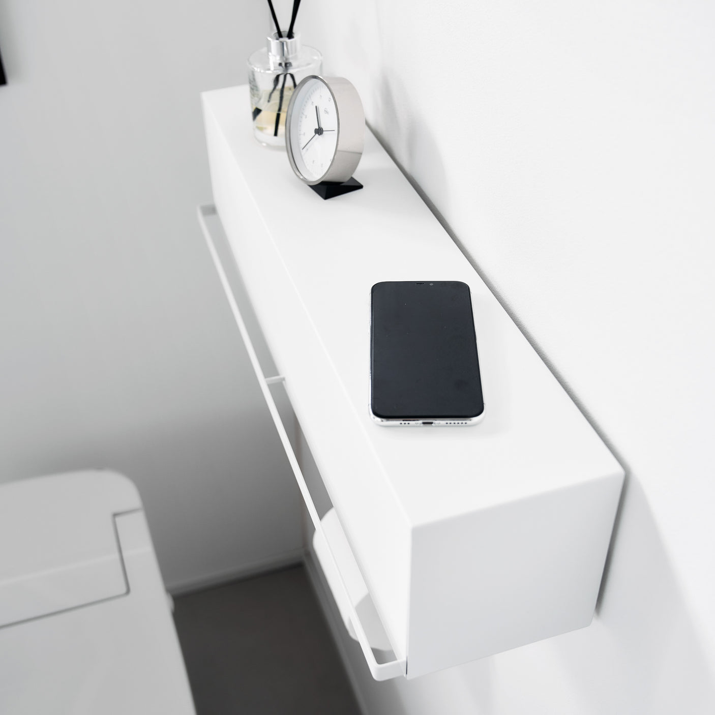 Praktisk oppbevaringsløsning i hvit boks med enkel montering.