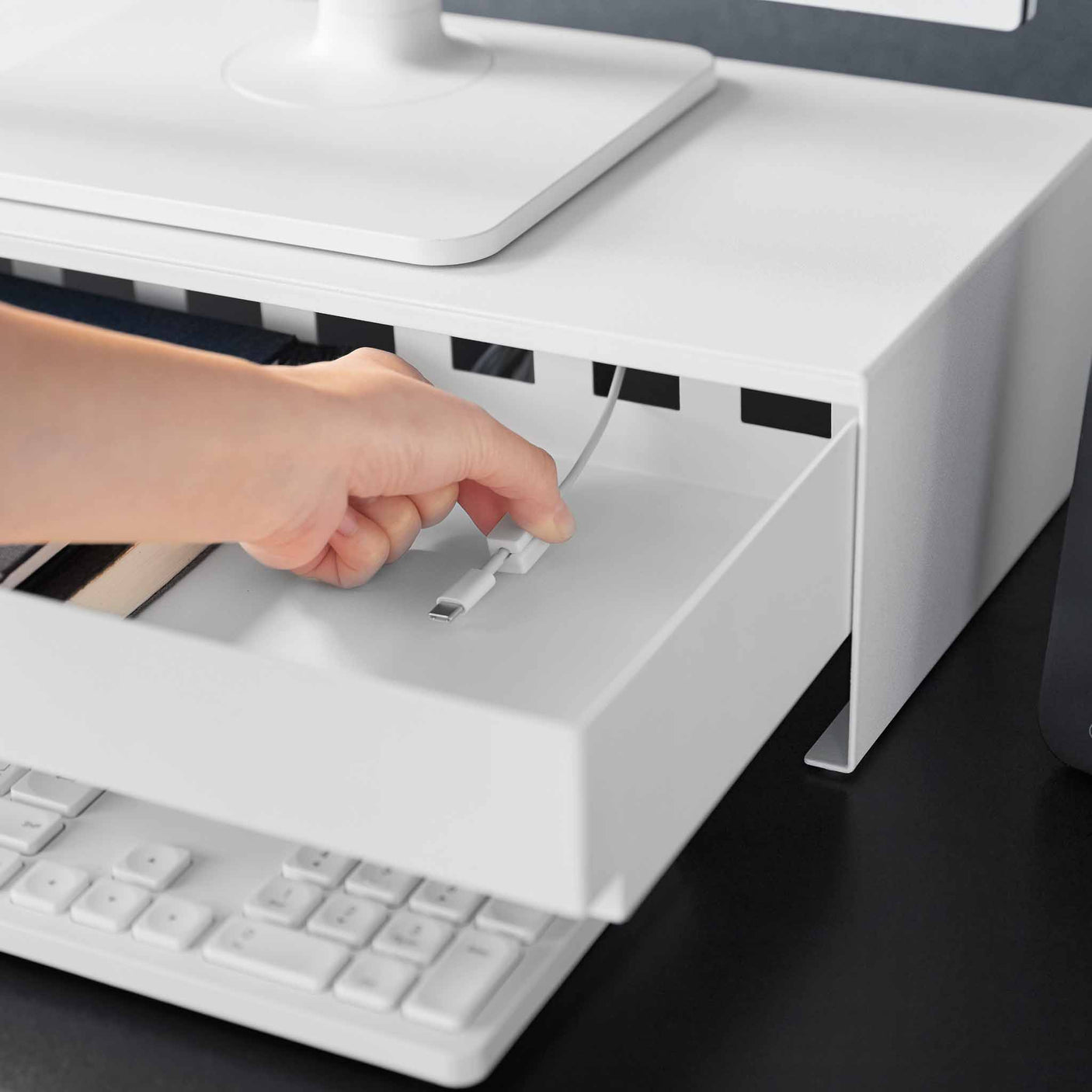 Skjermhever med skuff og kabelutgang for ryddigere arbeidsplass