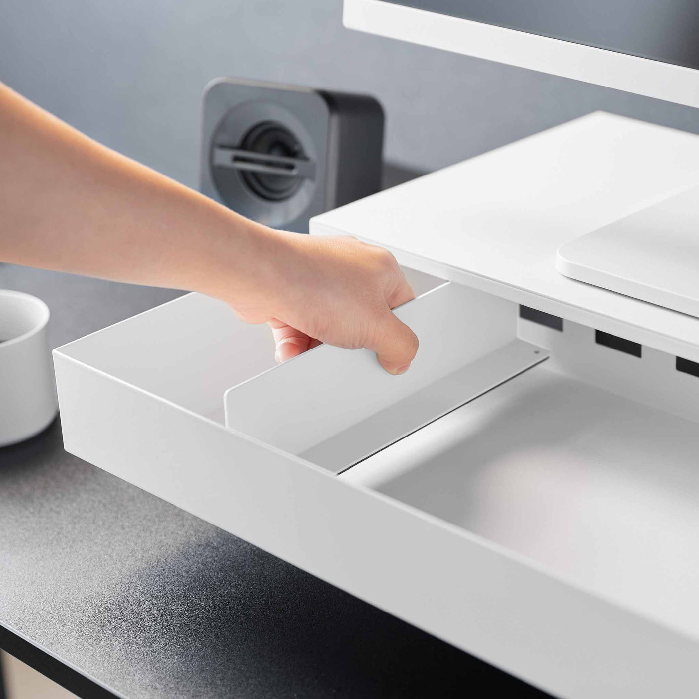 Minimalistisk skjermstativ med skuff for organisering av skrivebord