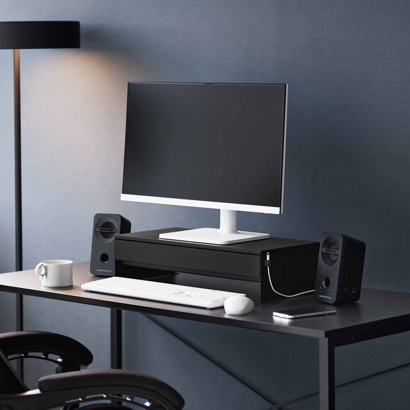 Sort skjermhever til skrivebord med oppbevaring for kontorutstyr