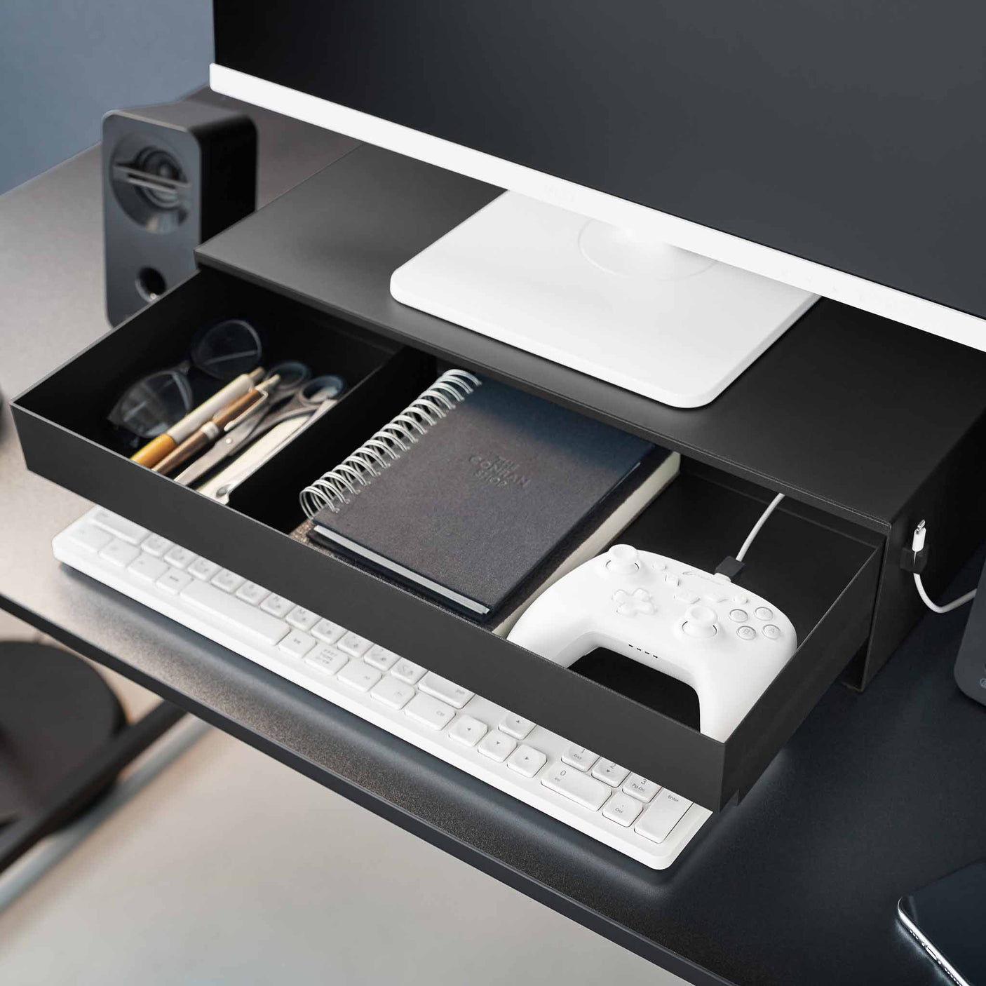 Monitorstativ i sort med integrert skuff og smart kabelhåndtering