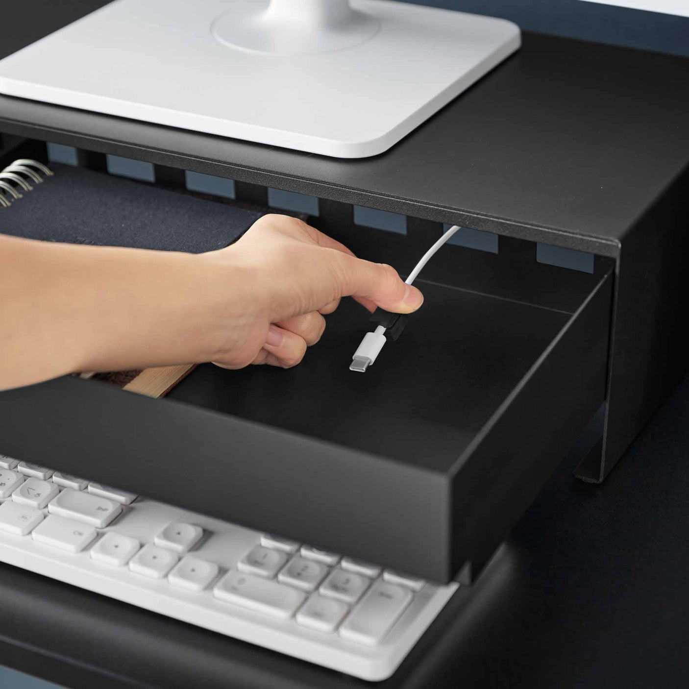 Skjermstativ med skuff og magnetiske kabelholdere til hjemmekontor