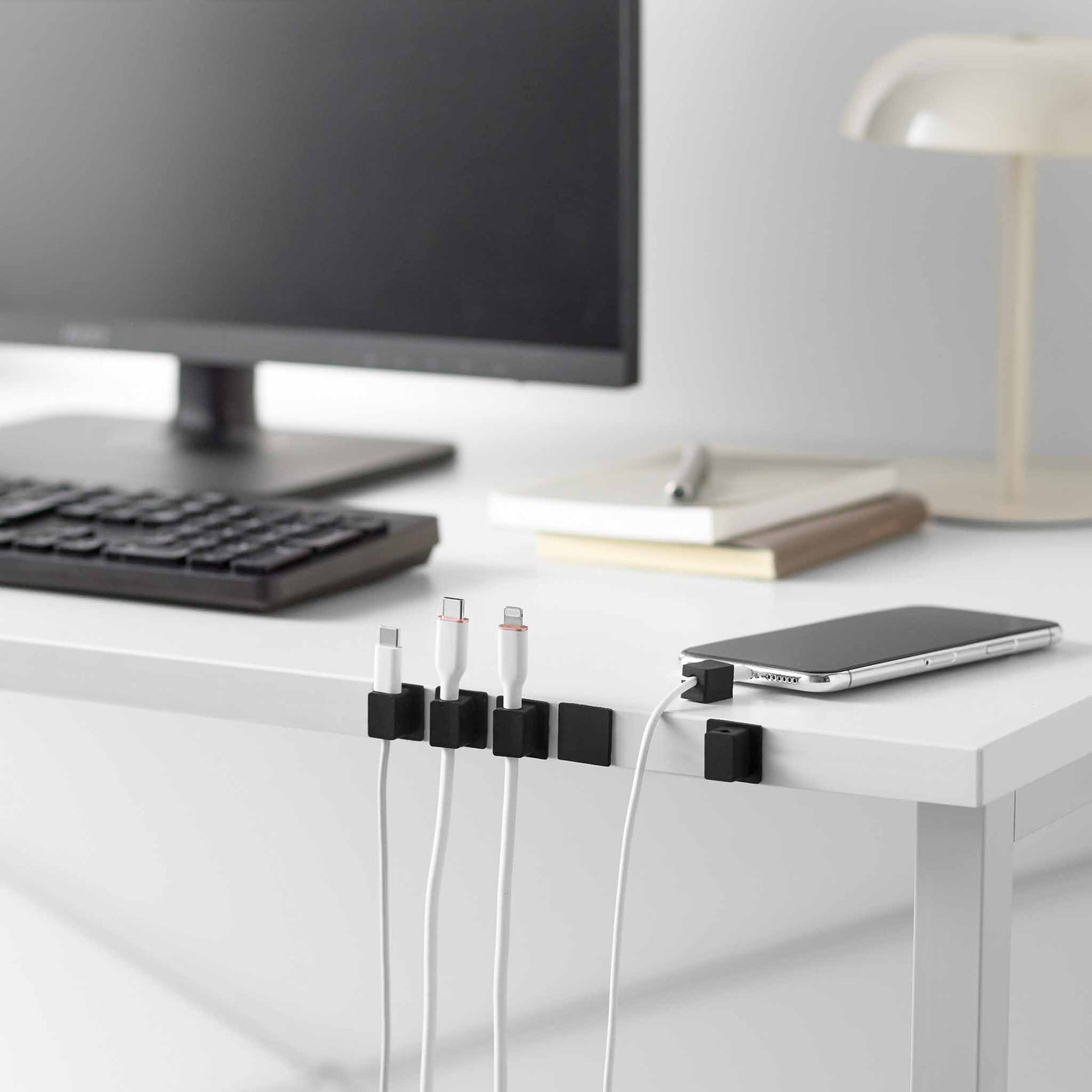 Sort kabelstyring med silikonholder og base for små ledninger hjemme eller i bil