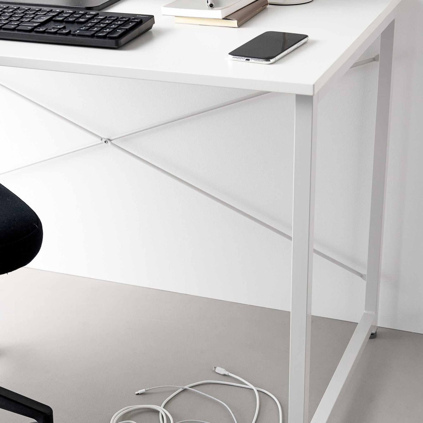 Praktisk sort kabelholder med stålbase for USB kabel og ladekabel