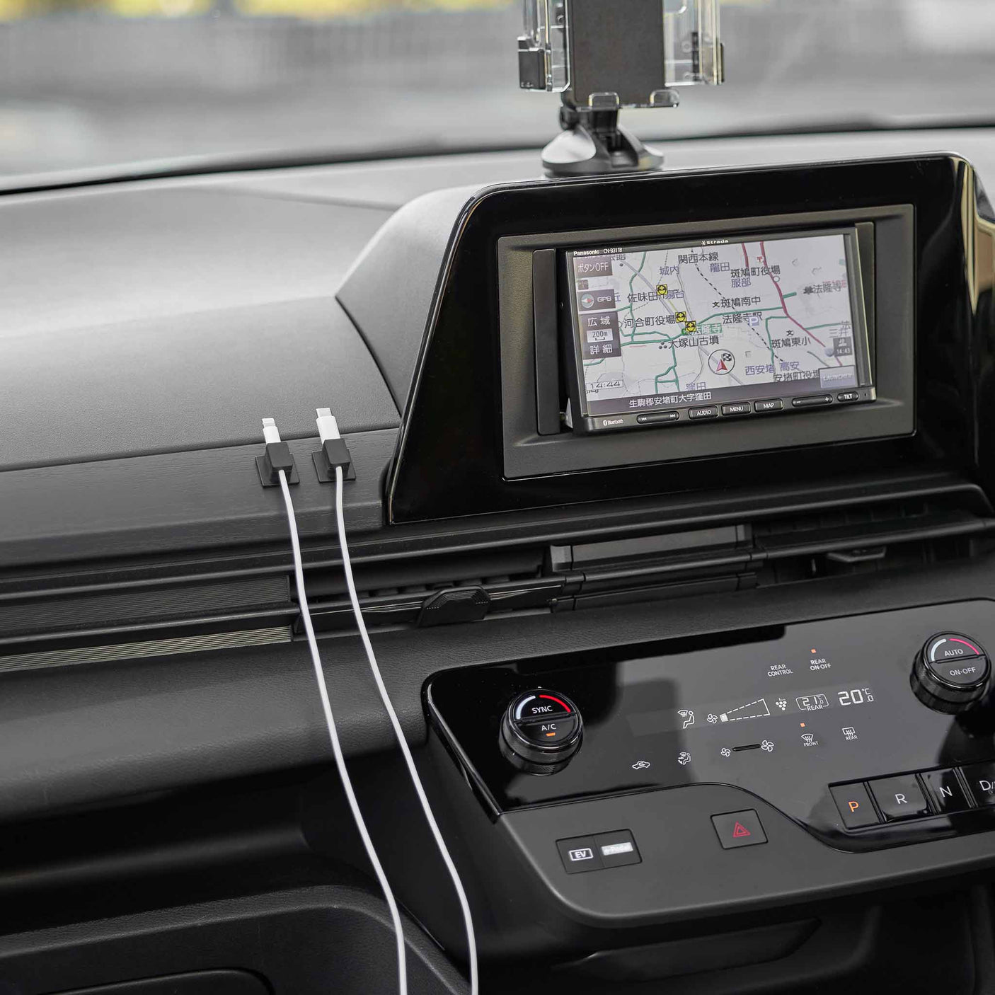 Kabelorganisator i sort med magnetisk feste til hjemmekontor og arbeidsplass