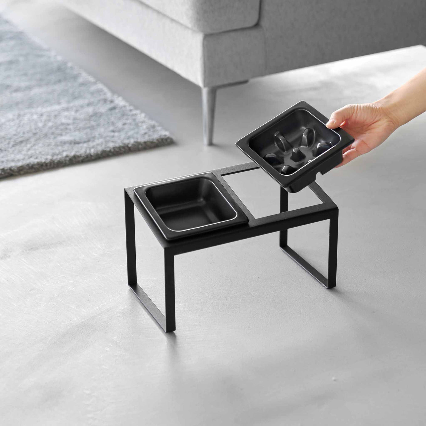 Hundeskål sett med skrå stativ og slow feeder for roligere spising