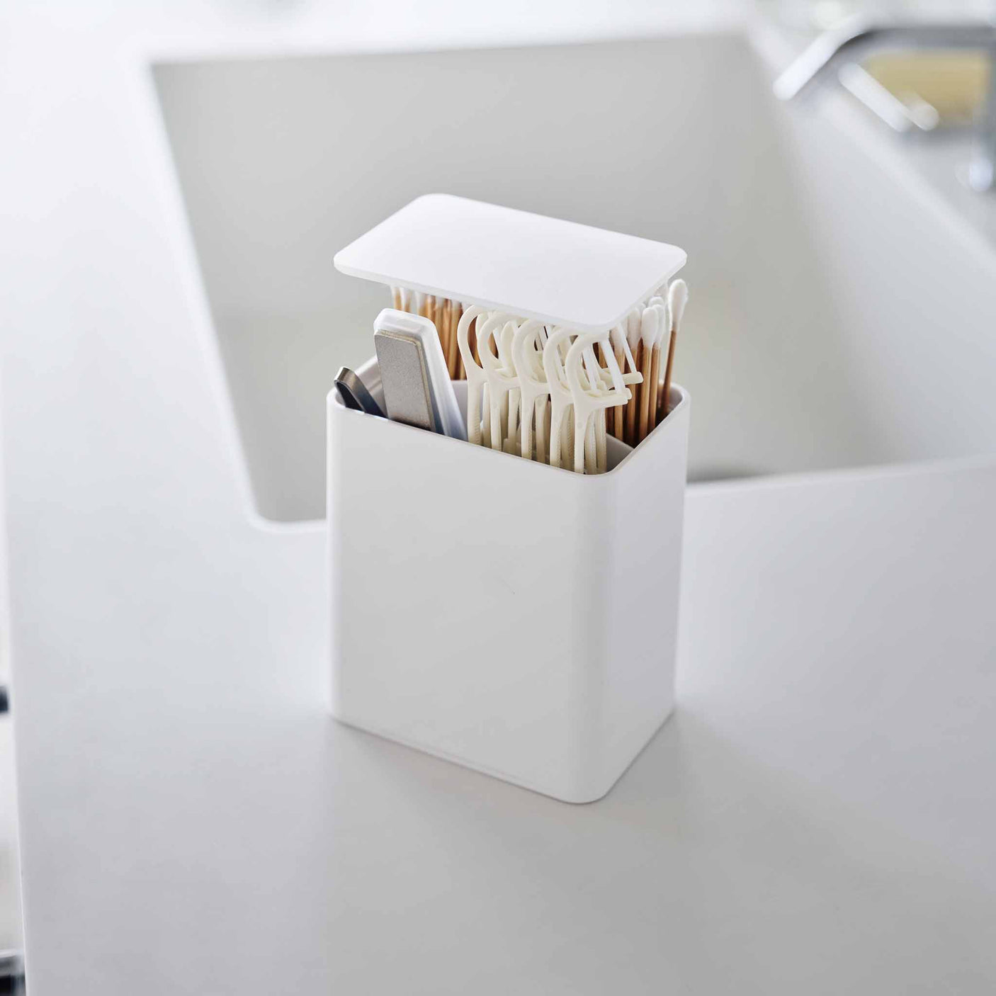 Oppbevaringsboks med halvtransparent lokk brukt på bad eller sminkebord