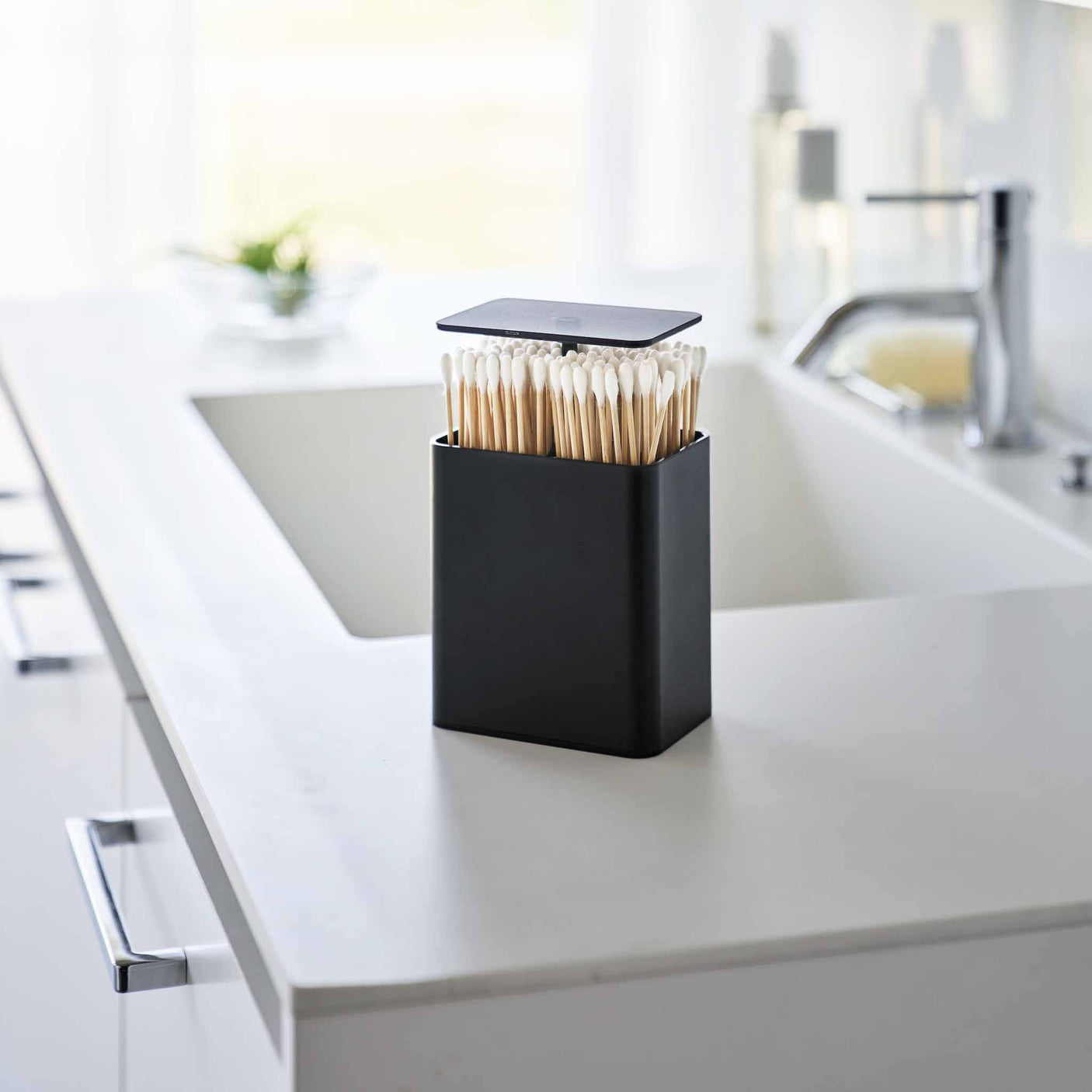 Sort oppbevaringsboks med trykklokk og fire rom til baderomsoppbevaring