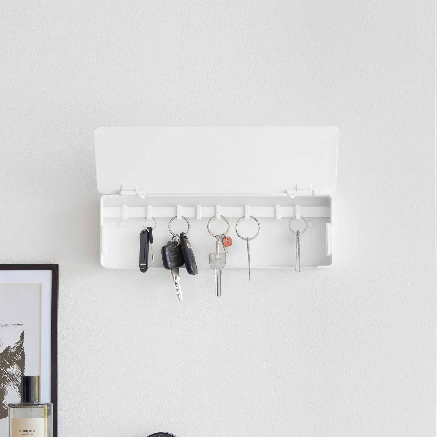 Sort nøkkelboks til vegg med åtte kroker for bilnøkler og husnøkler