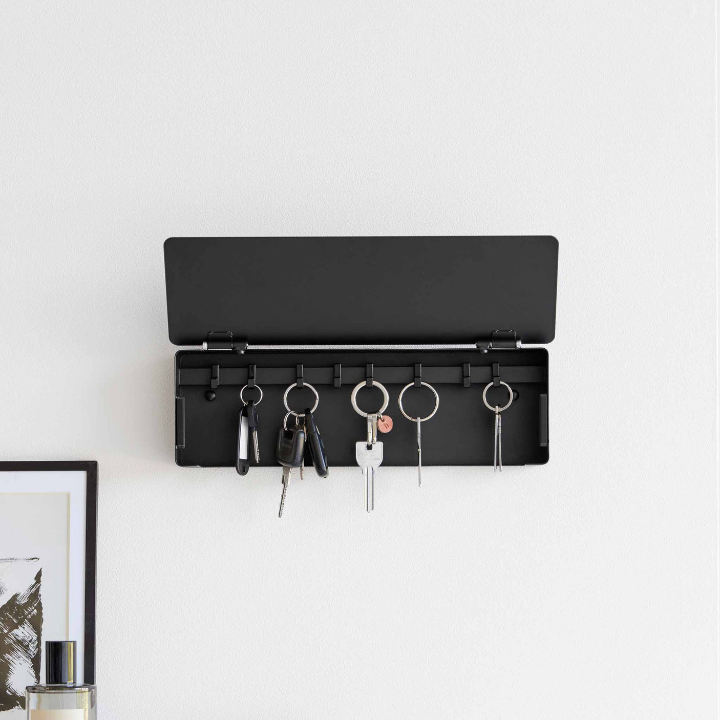 sort nøkkelskap vegg