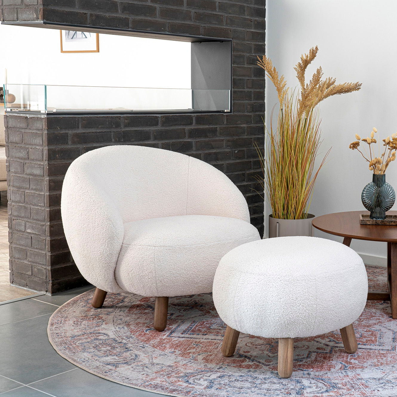 Savona stolsett med loungestol og puff i hvit teddy på hvit bakgrunn