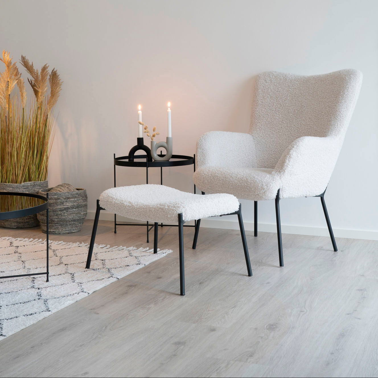 Glasgow stolsett i hvit teddy med loungestol og fotskammel på hvit bakgrunn