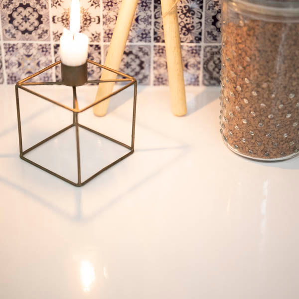 Vareprøve: Uni lack hvit høyglans kontaktplast