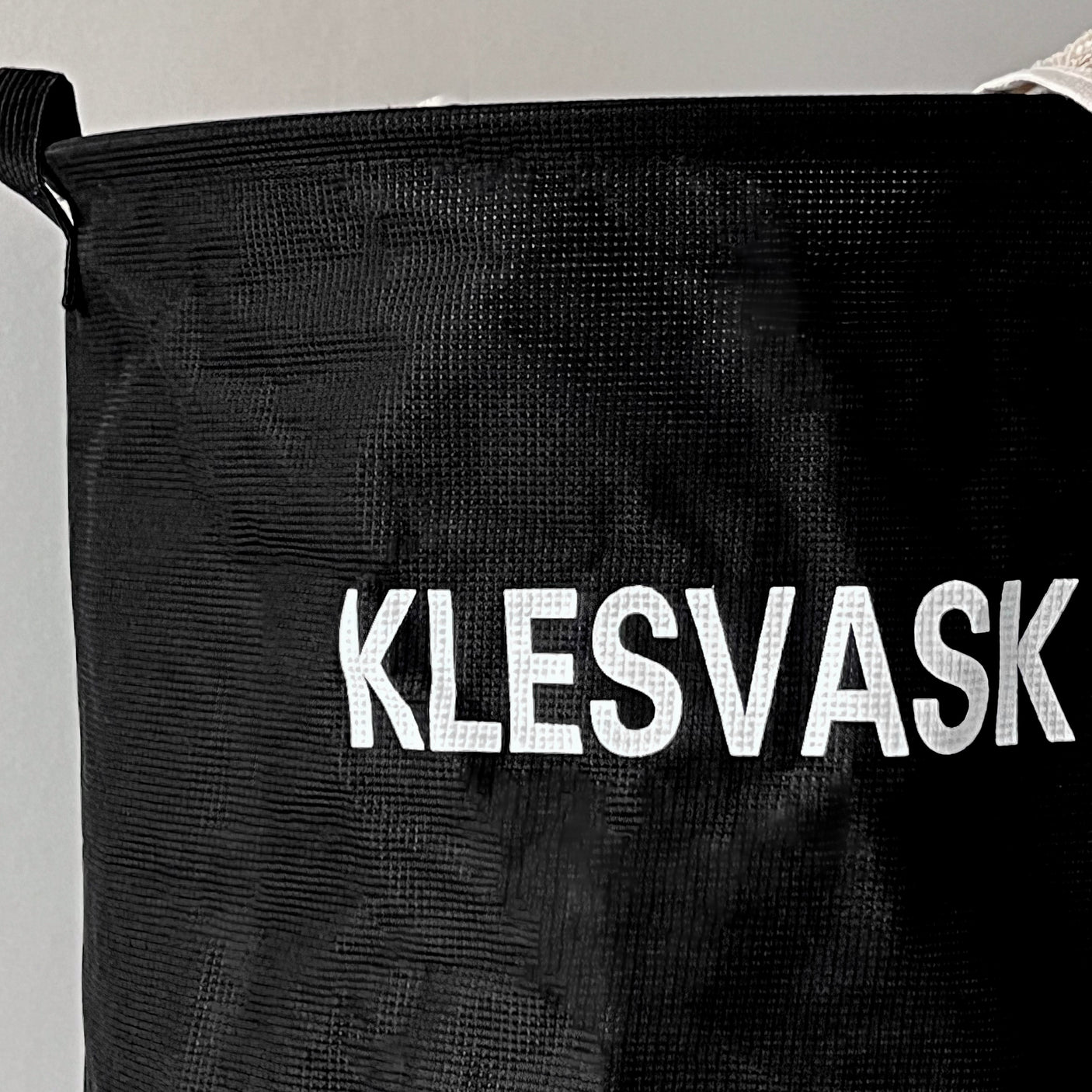 Moderne klesvaskkurv med tekst på front