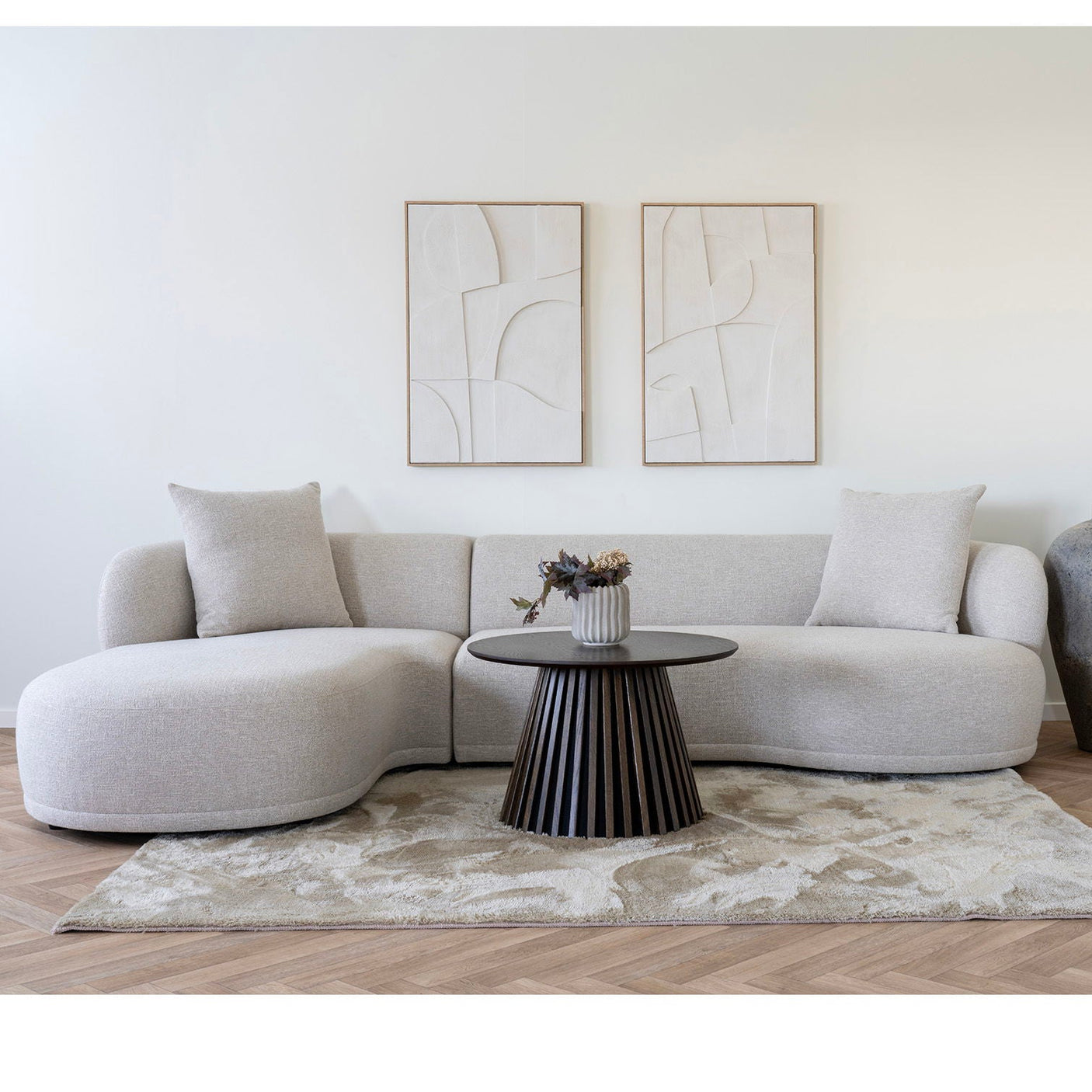 Kingston venstrevendt lounge sofa i beige tekstil plassert i lys og moderne stue.