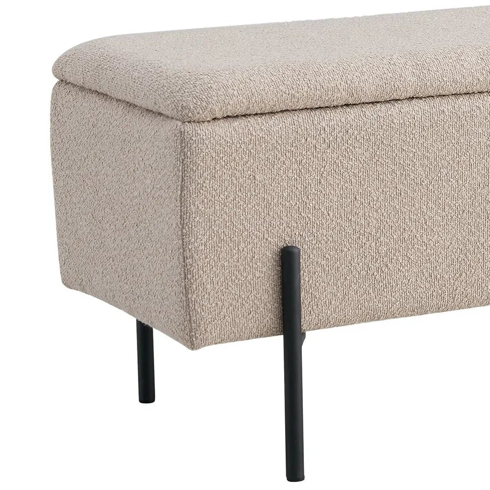 Bouclébenk i rolige farger integrert i lyst og luftig miljø.