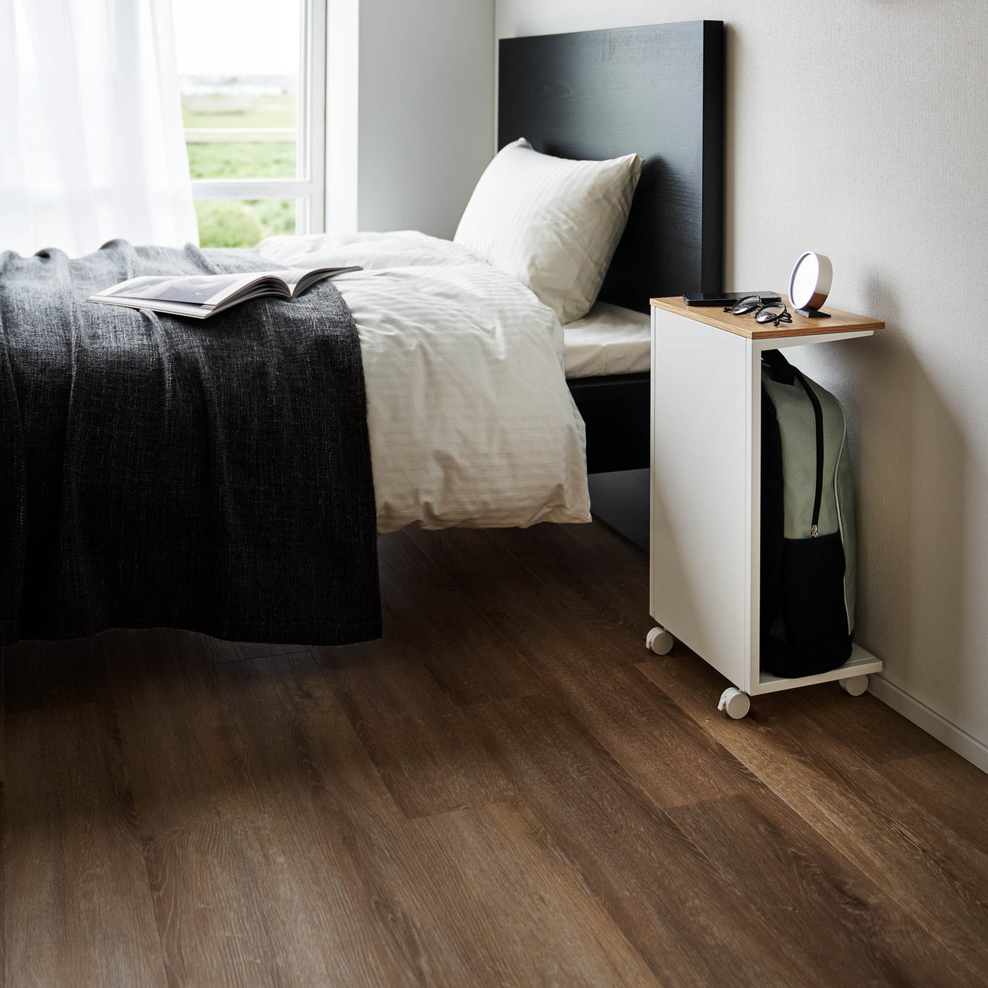 Praktisk sidebord med hjul og skjult rom, plassert i gang ved vegg.