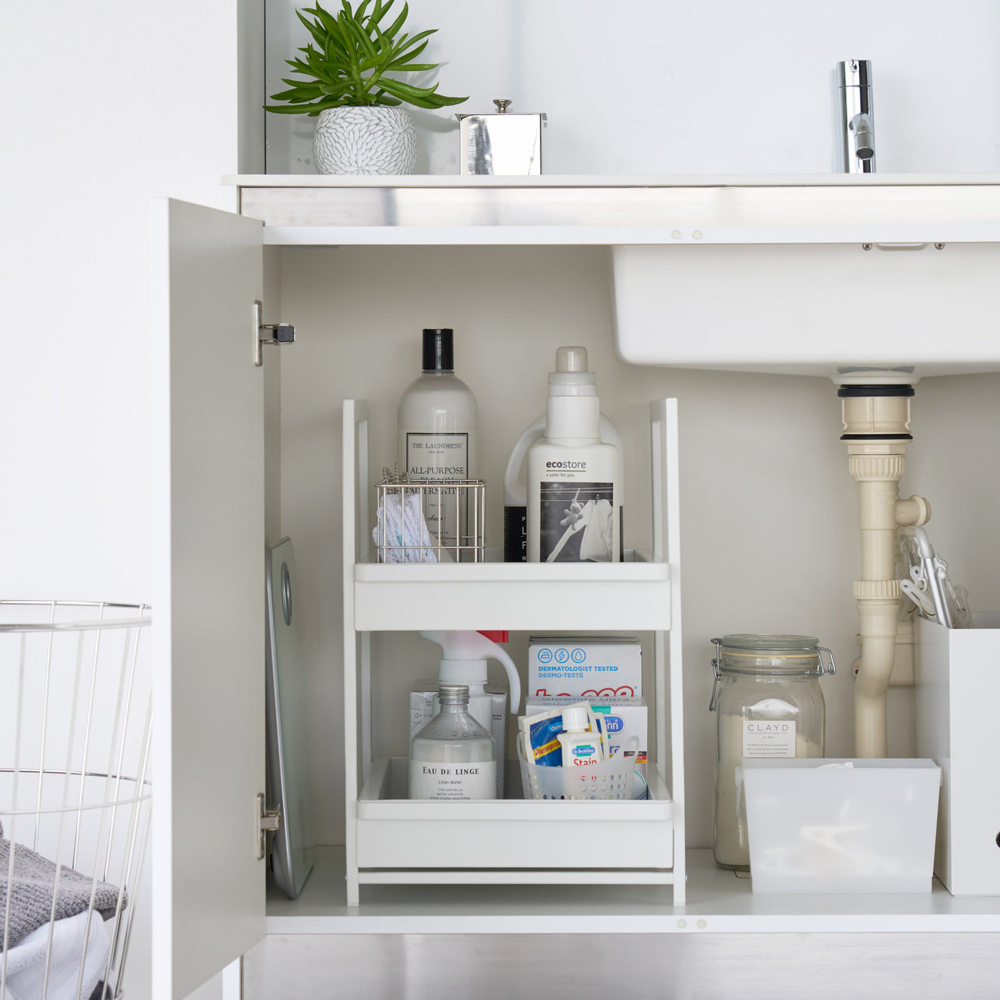 Oppbevaringssystem for flasker og rengjøringsmidler i underskap