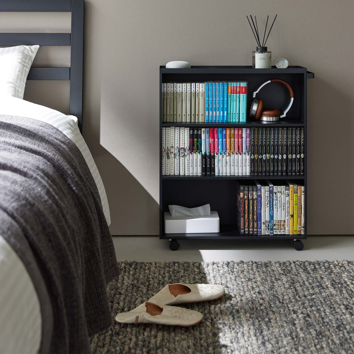 Hjulmontert oppbevaringsvogn i sort brukt i moderne hjemmemiljø.