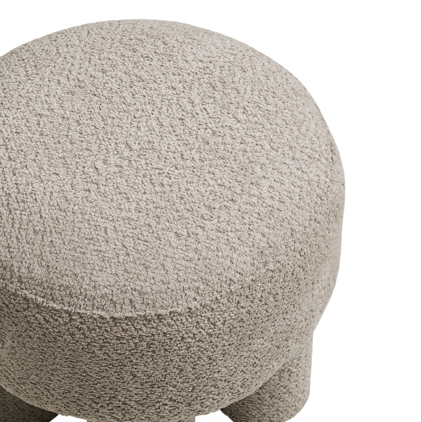 Rund puff i mørk sand med myk teddytekstur og markerte ben