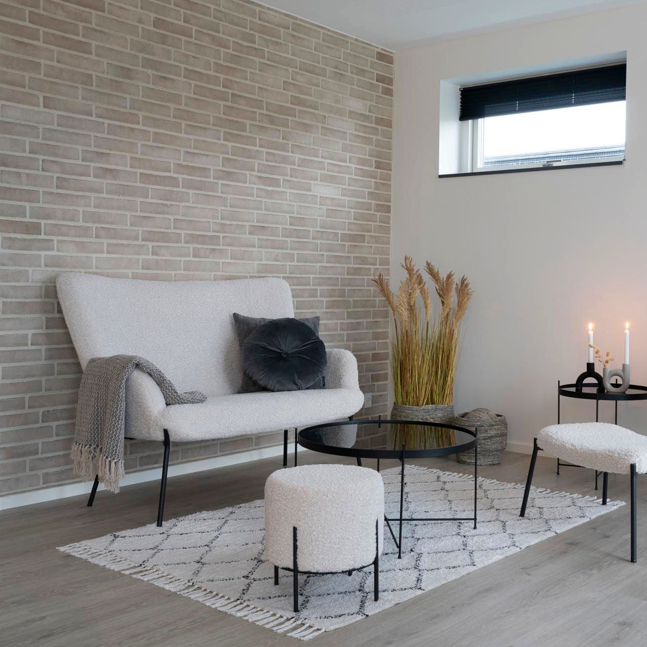 Kompakt puff i offwhite med sorte metallben til hjemmet