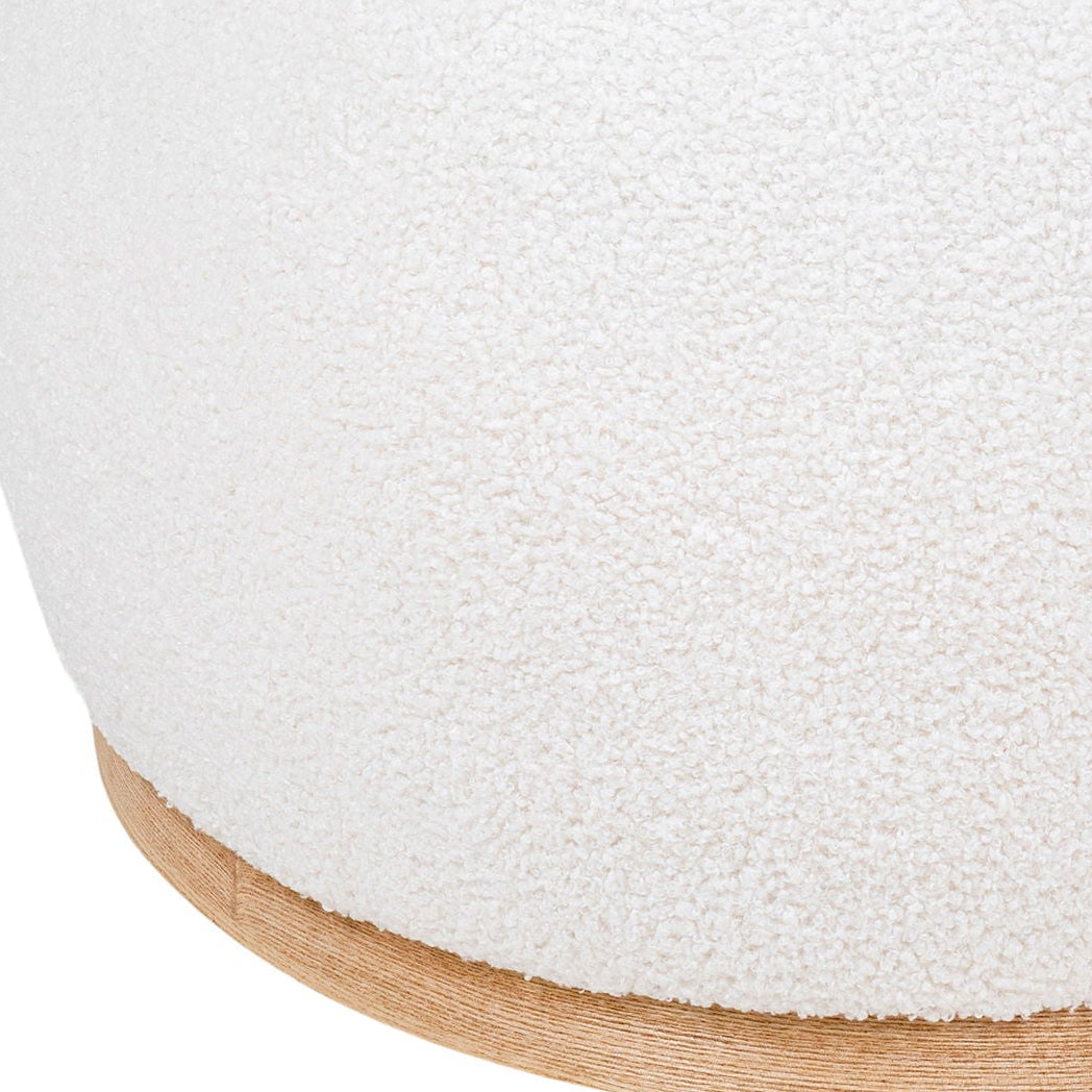 Stor puff i hvit teddy med avrundet form til stue