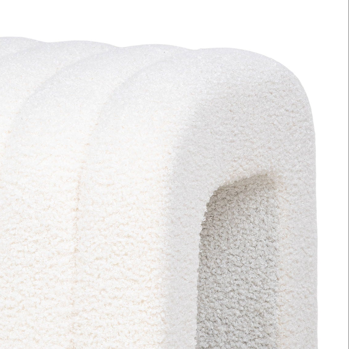 Unik puff i hvit bouclé med åpen U-form