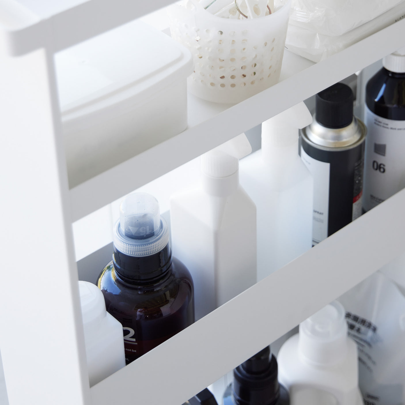 Oppbevaringsvogn med hjul og fire nivåer brukt til rengjøringsprodukter.