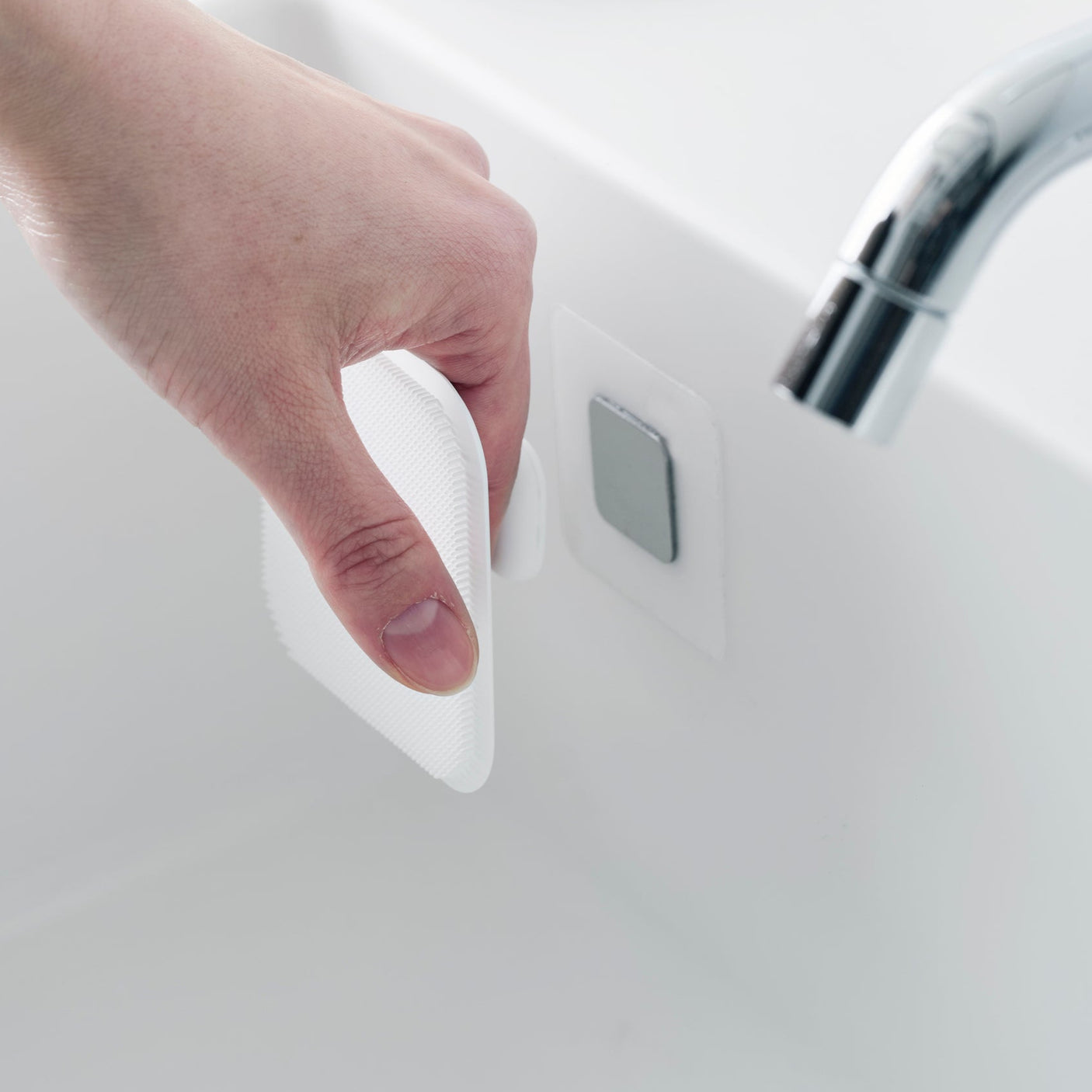 Selvklebende magnetbase for glatte overflater.