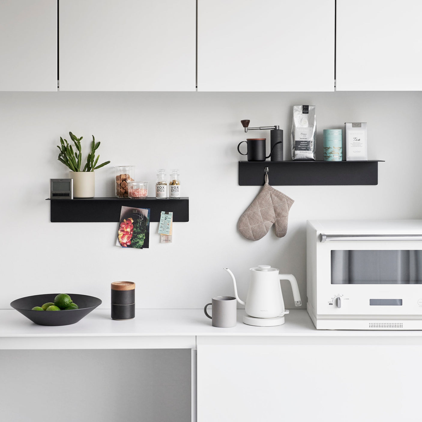 Funksjonell hylle med magnetpanel for notater og små gjenstander.