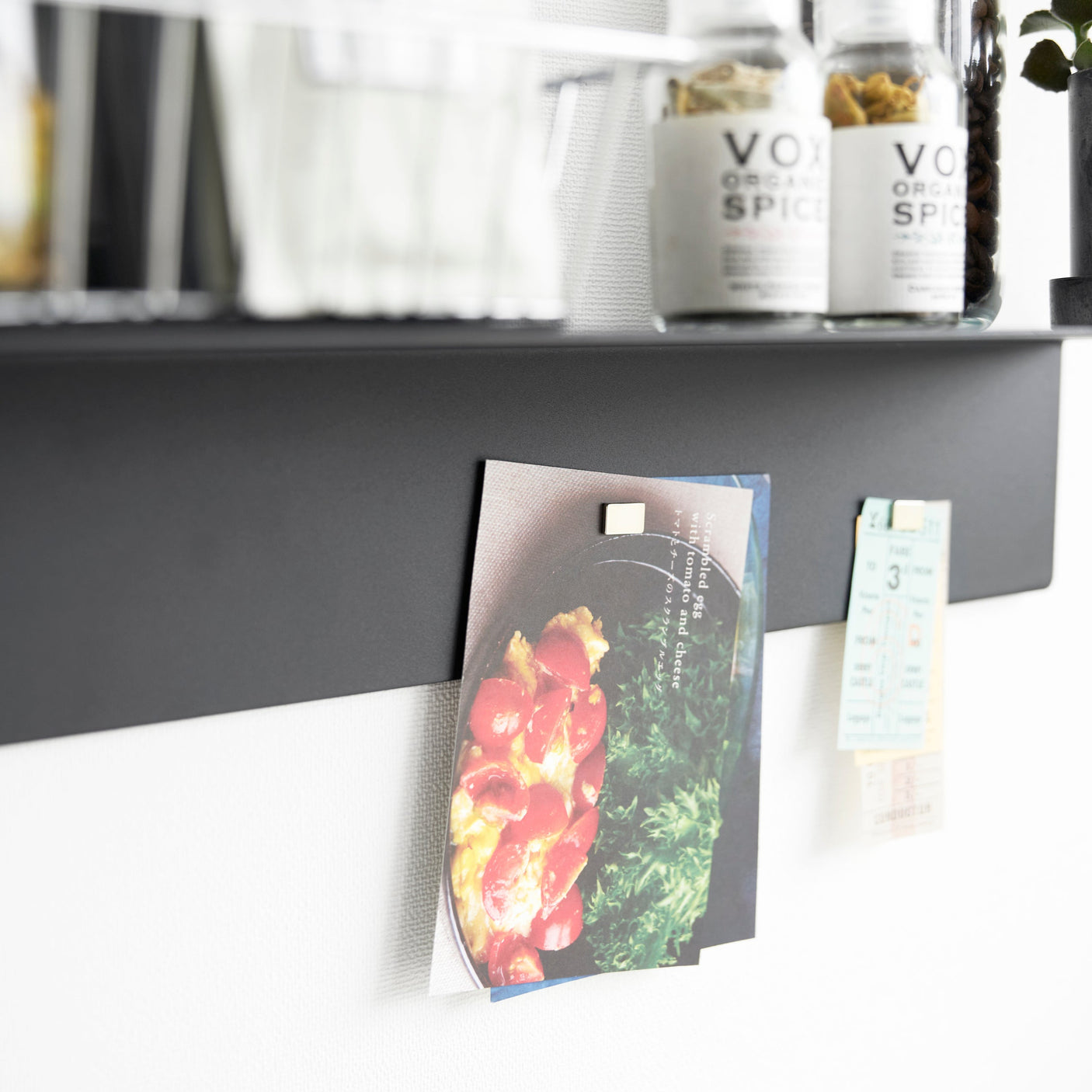 Praktisk hylle for krydder, dekor og viktige huskelapper.