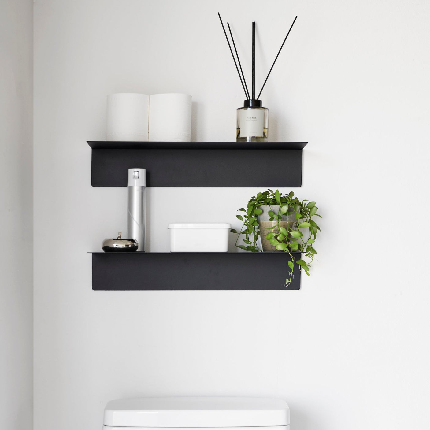 Allsidig hylle med magnetfelt for enkel organisering.