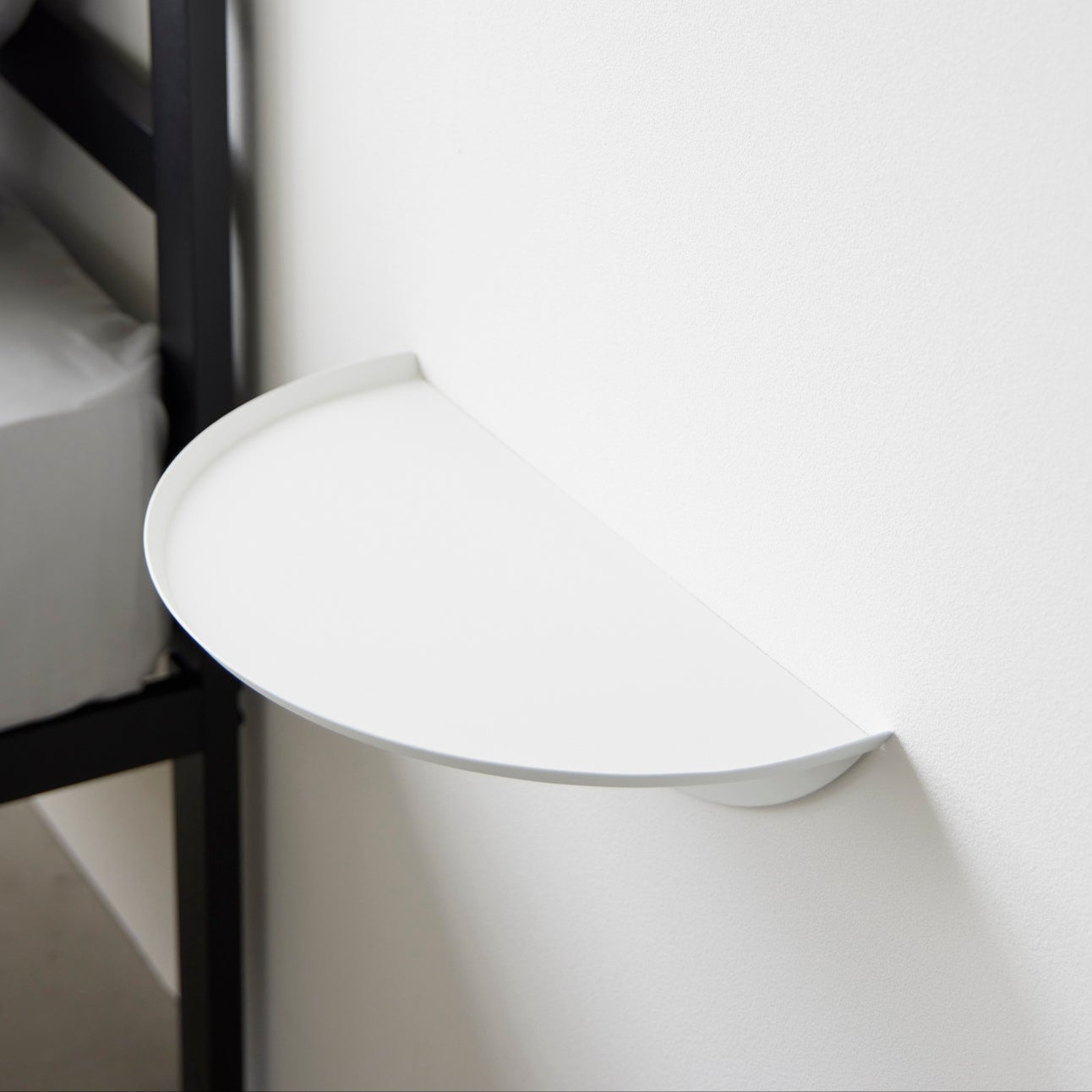 Funksjonell oppbevaringshylle tilpasset entré og soverom.