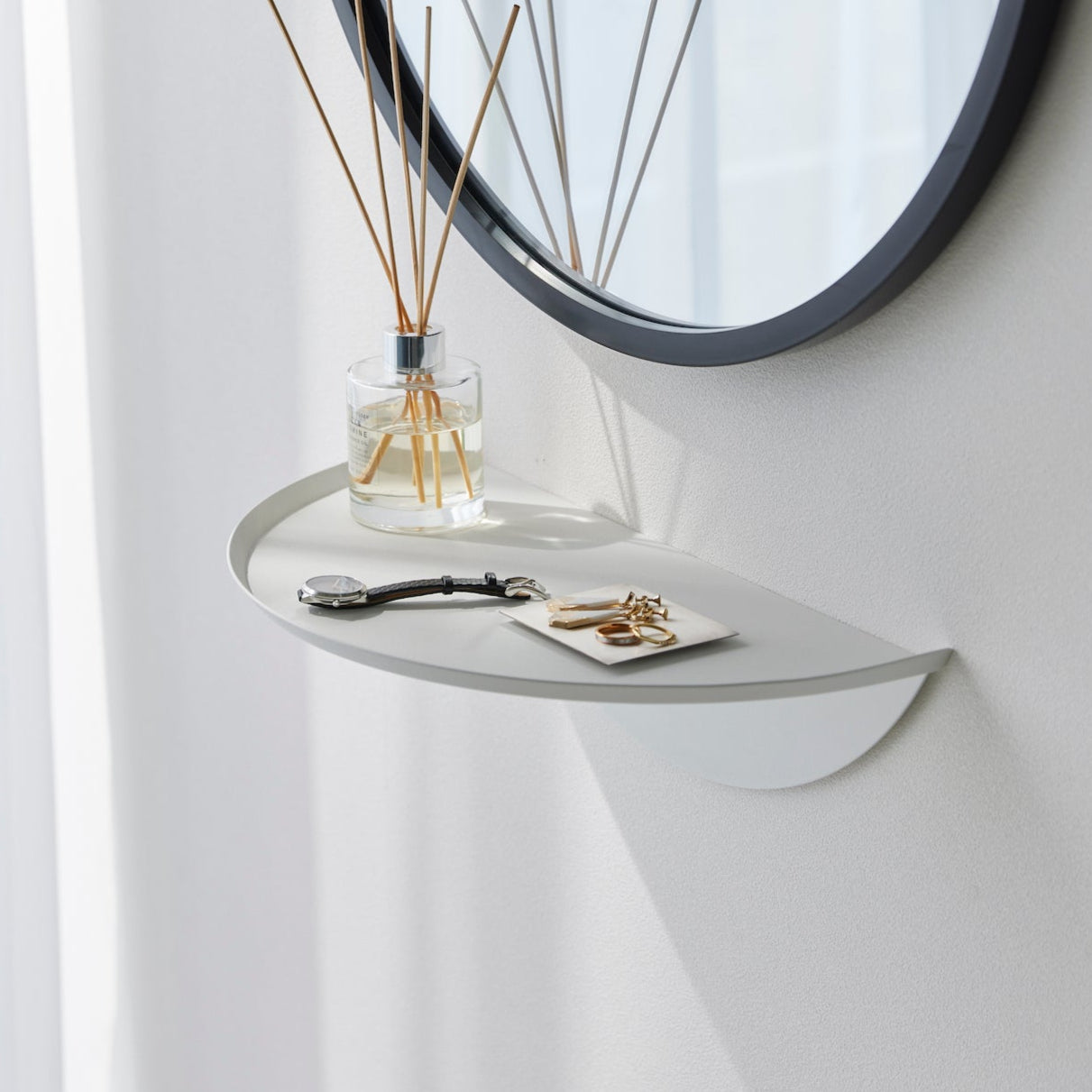 Elegant vegghylle som kombinerer design og funksjonalitet.