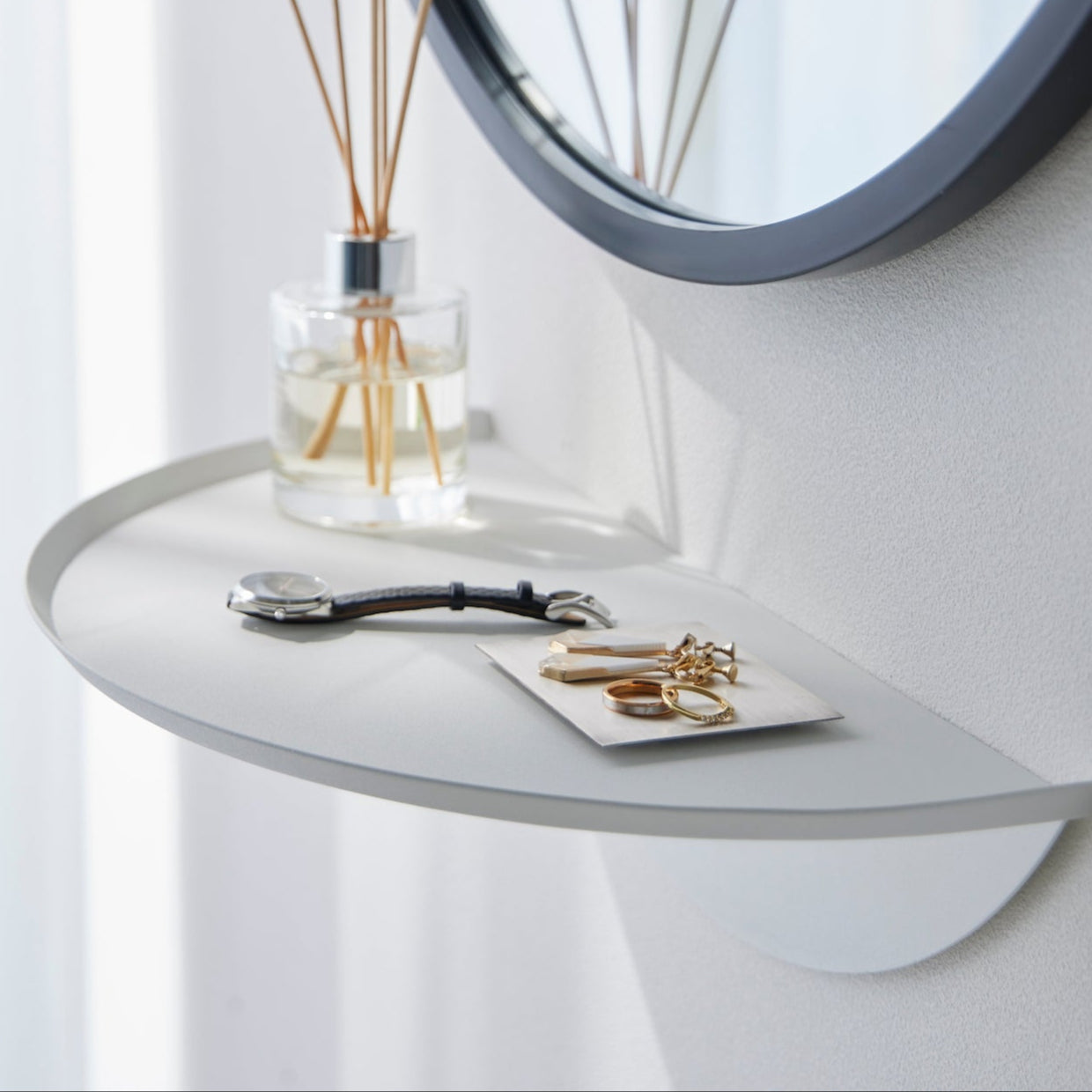 Vegghylle i minimalistisk utførelse for små oppbevaringsbehov.