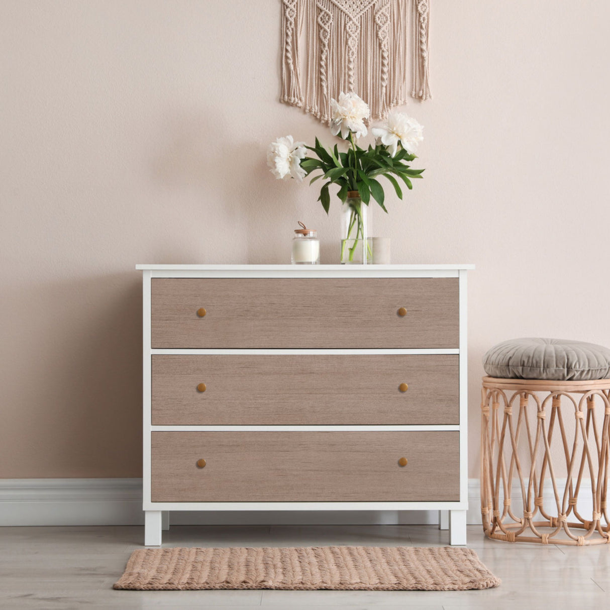 Vareprøve av Tira Wood grå kontaktplast med realistisk trestruktur.