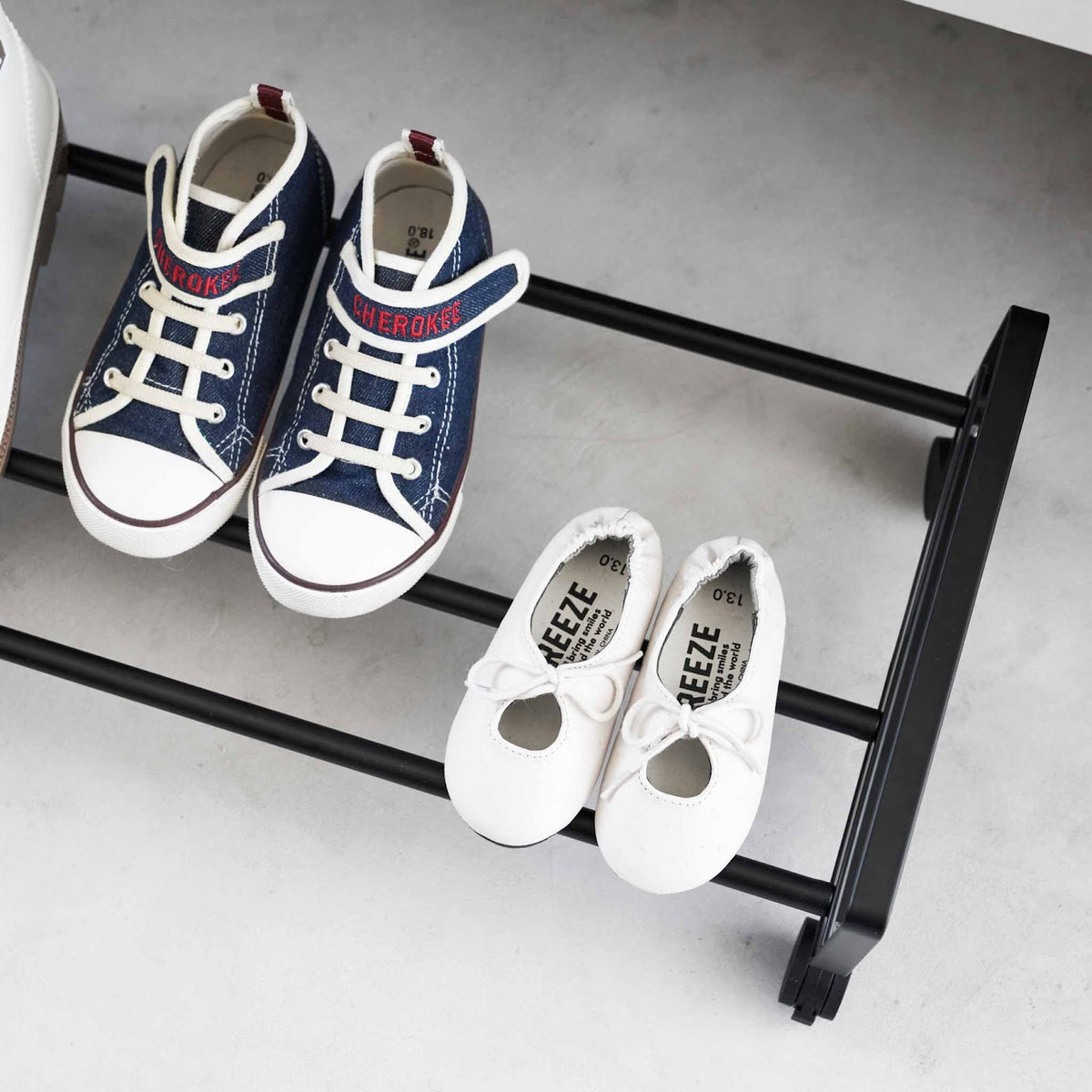 Rullbar skohylle i sort stål og nylon