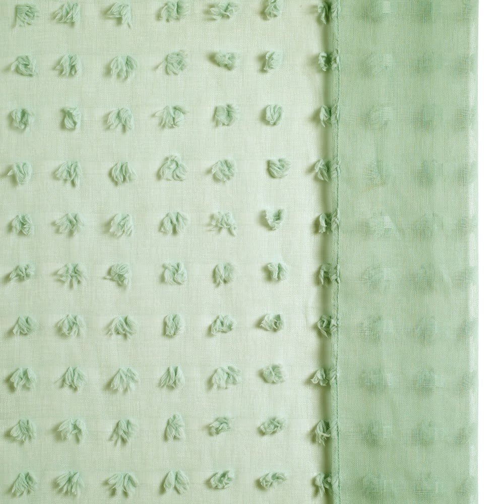 Transparent Lily-gardin foran vindu med mykt dagslys