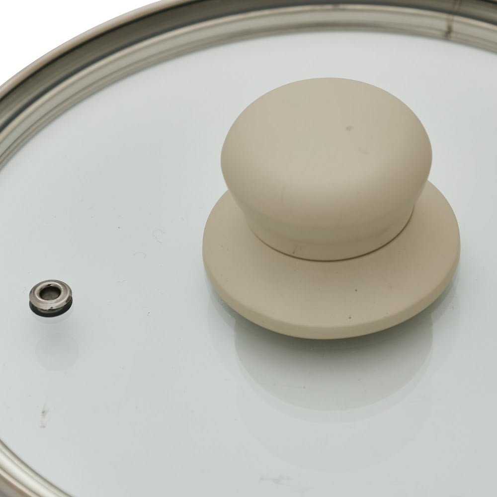 Nærbillede af glasslåg med beige knop