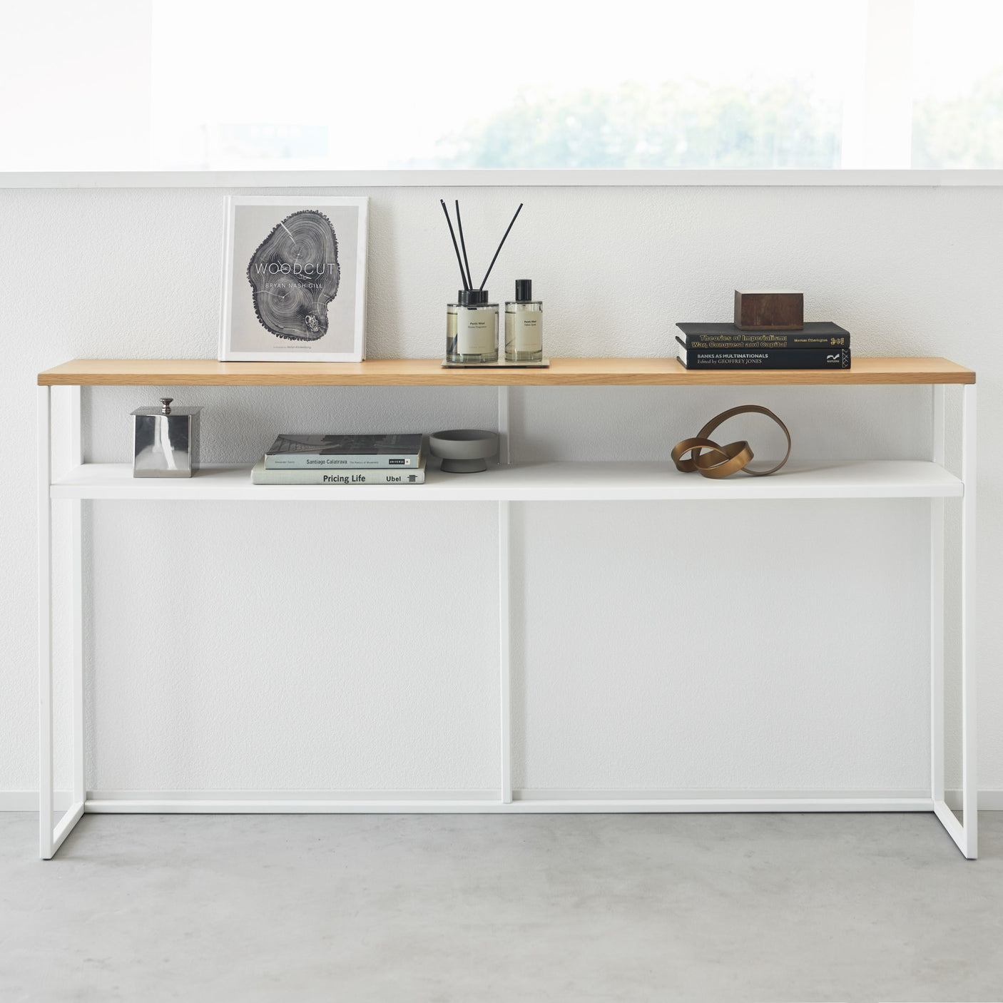 Detaljbilde av hvitt konsollbord med treplate i stue.