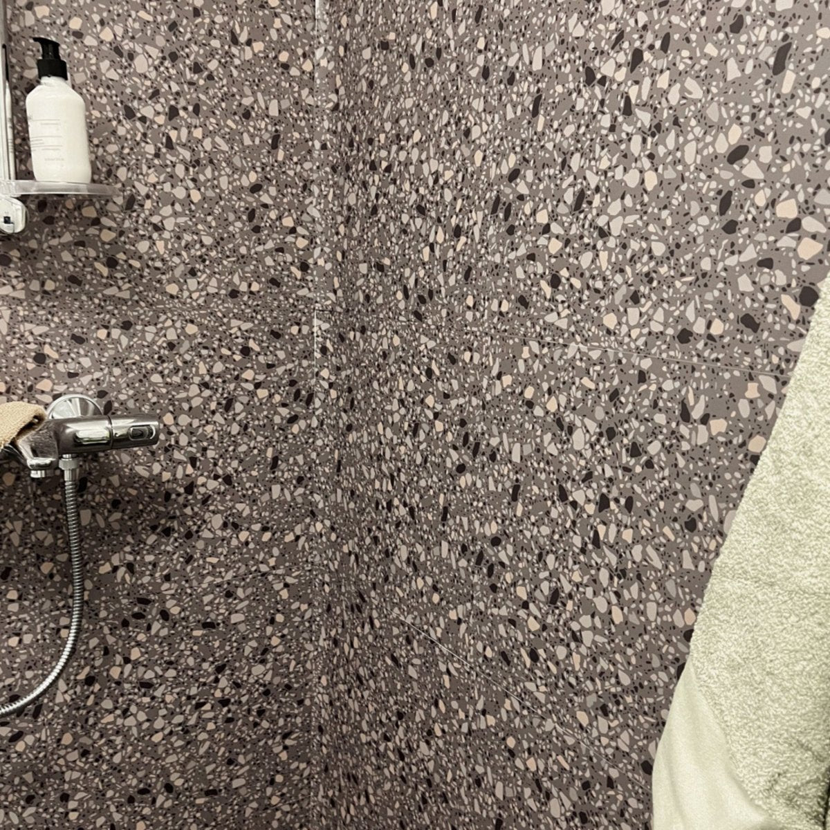 Bad med Clemont terrazzo fliser i brune og kremfargede nyanser