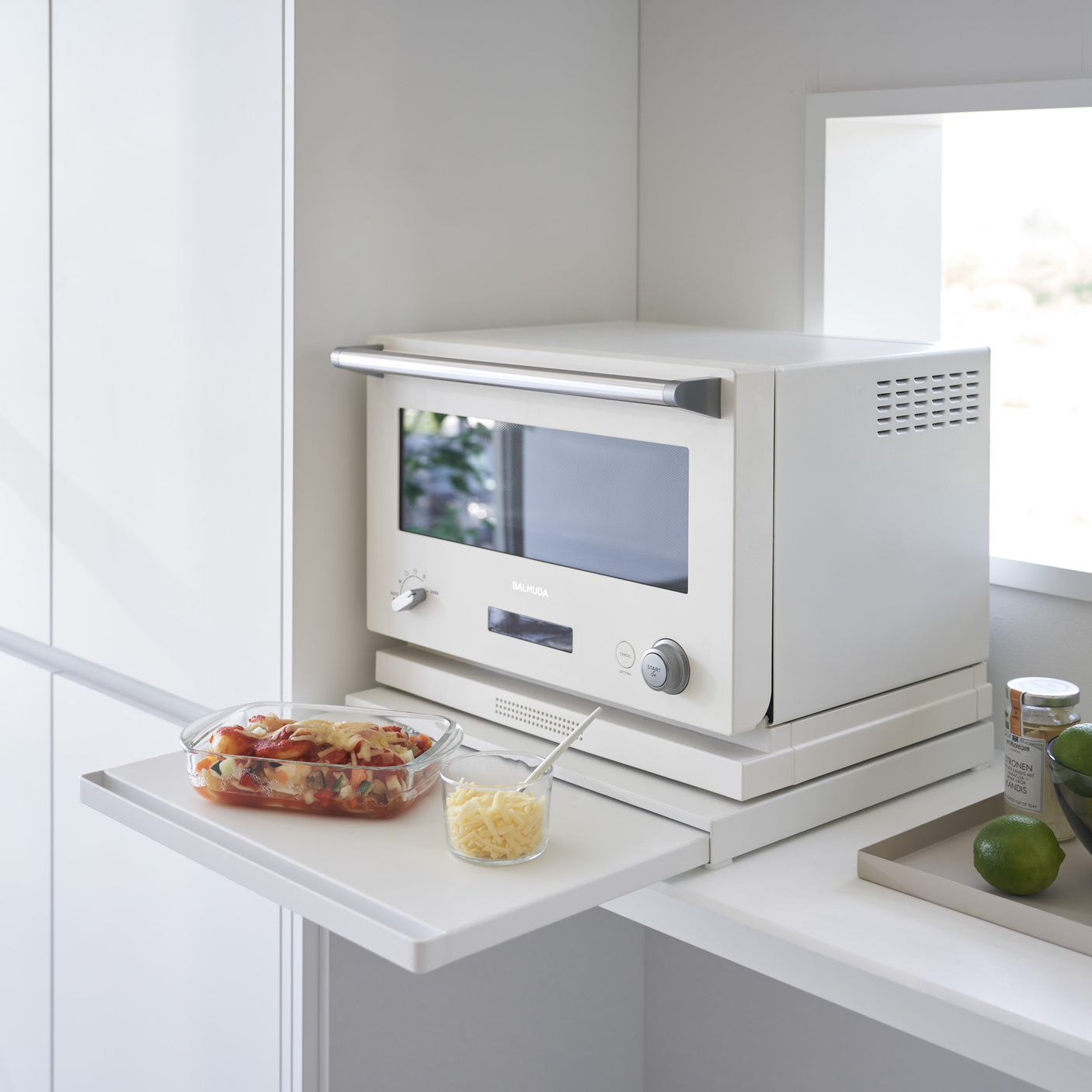 Mikrobølgeovn plassert over uttrekkbar hylleplate