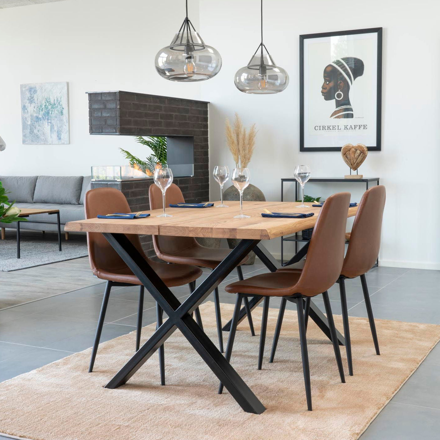 Spisebord i eikefinér med plass til opptil fire personer