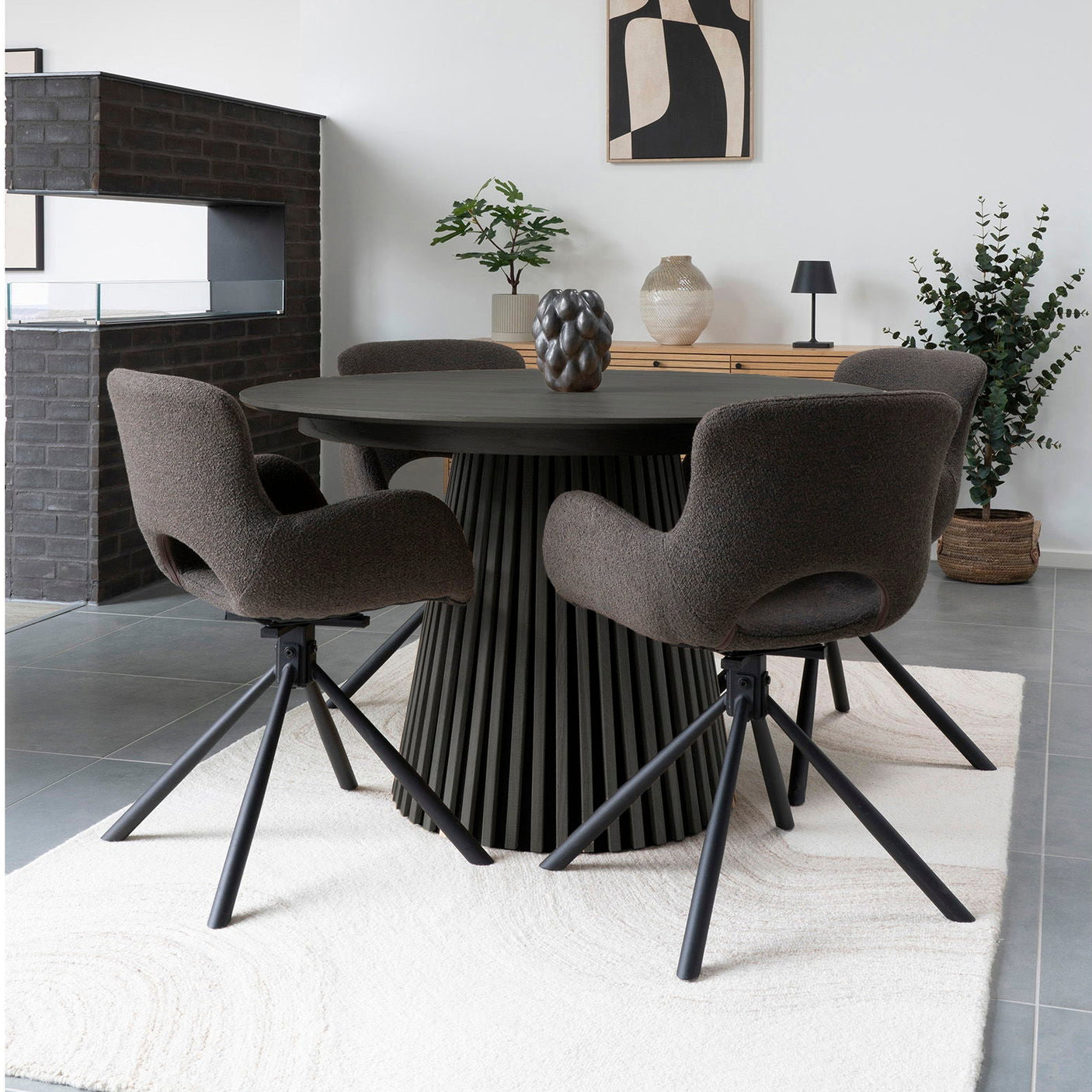 "Rundt spisebord i svart eikefinish med dekorativ lamellfot kvadratisk format"