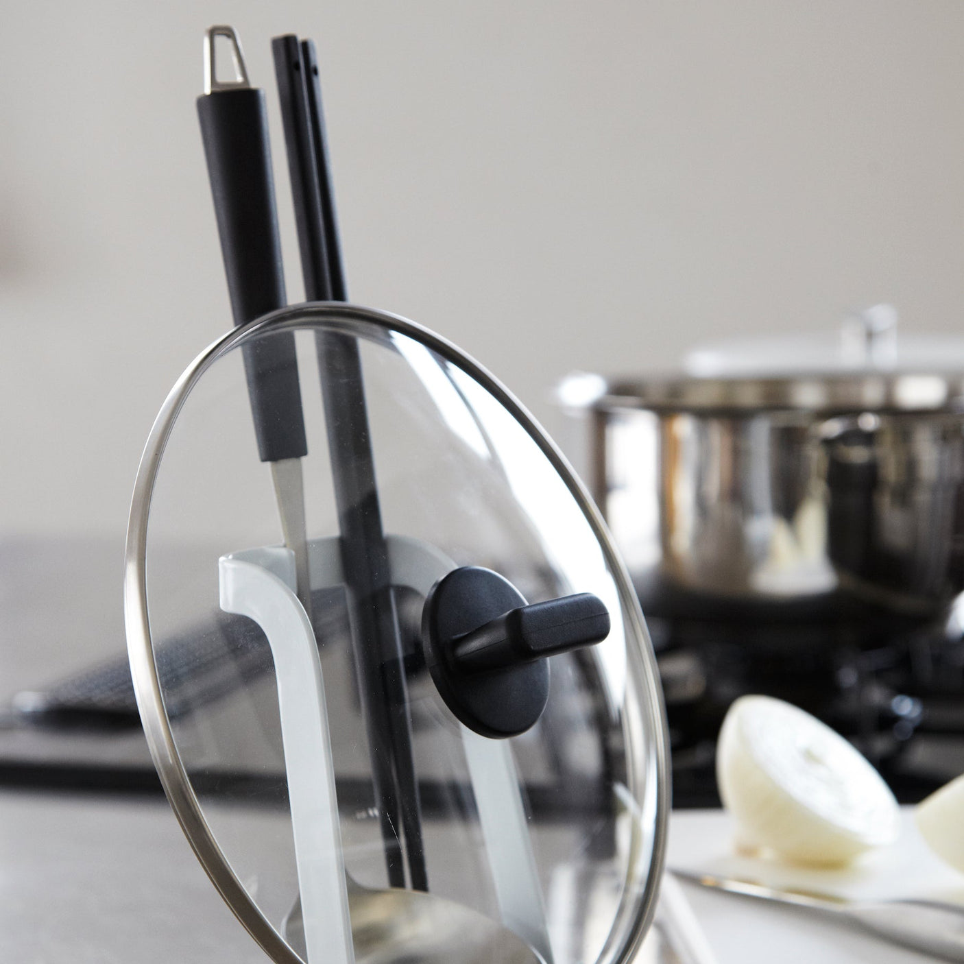 Stativ for redskaper og lokk som passer på enhver kjøkkenbenk.